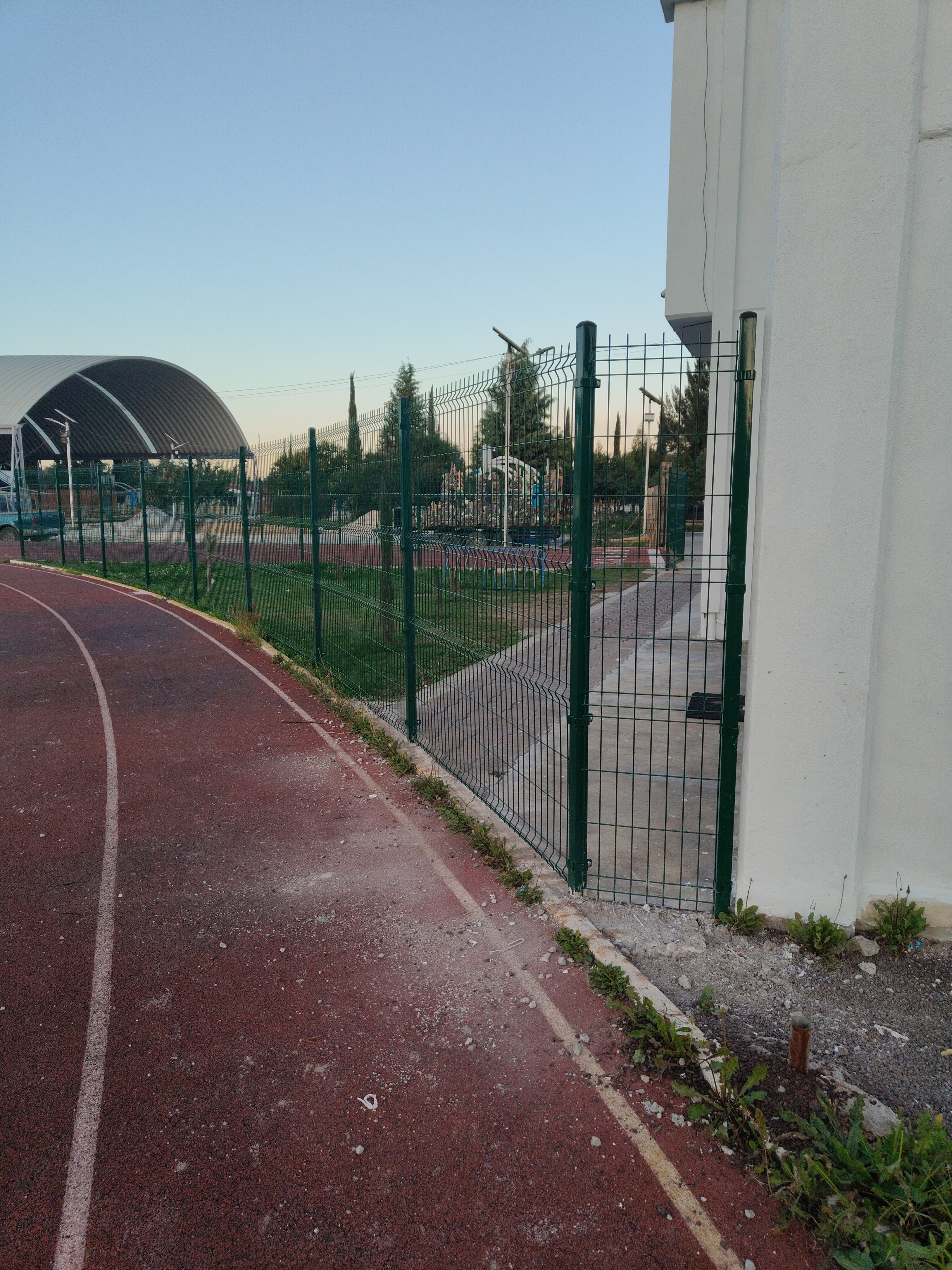 Malla eléctrica con sistema de monitoreo integrado